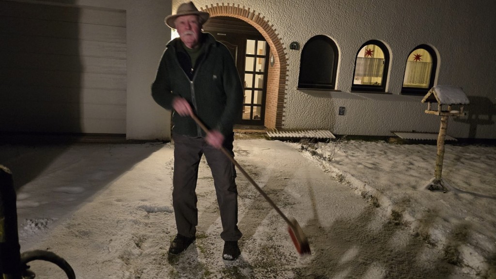 Bernhard Schramm aus Weiskirchen beim Schneeschippen