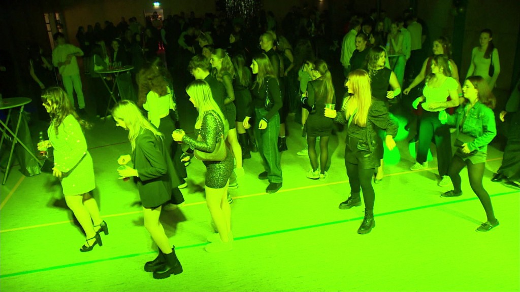 Jugendliche beim Lehnenball