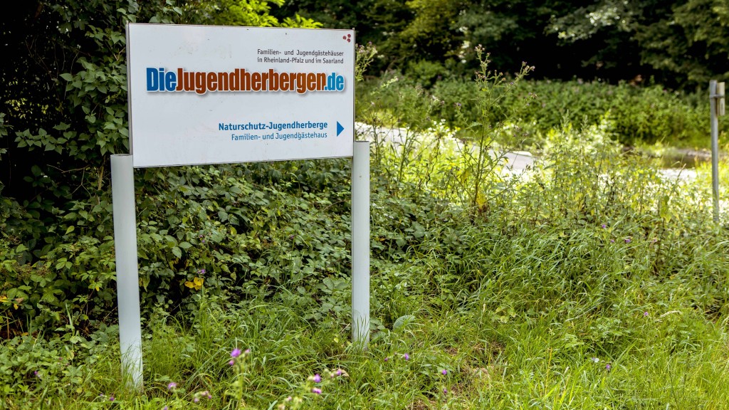 Ein Schild weist auf eine Jugendherberge hin.