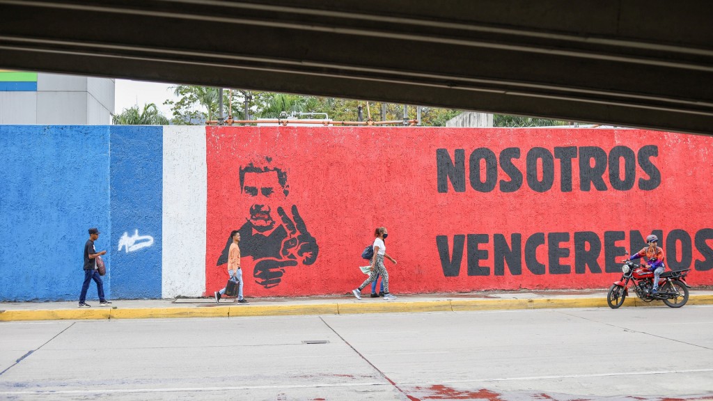 Eine Straße in Caracas, ein Grafitti zeigt Maduro
