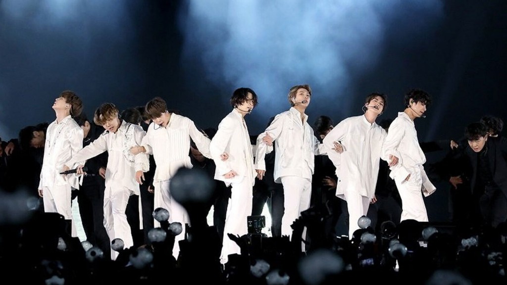 Die südkoreanische Boyband BTS tritt während eines Konzerts im King Fahd International Stadion auf. 