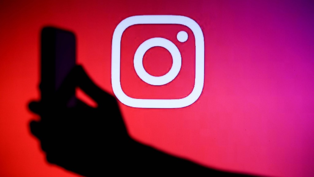 Weißes Instagram-Logo vor rot-violettem Hintergrund.
