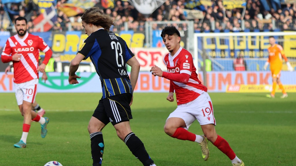 Foto: Tim Civeja (1. FC Saarbrücken) und Jannis Boziaris (FC Energie Cottbus) auf dem Spielfeld im Ludwigsparkstadion.