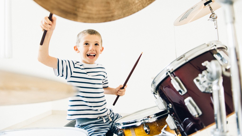 Junge spielt Schlagzeug