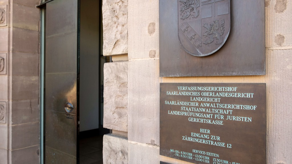 Foto: Eingangsbereich zum Gebäude des Landgerichts Saarbrücken