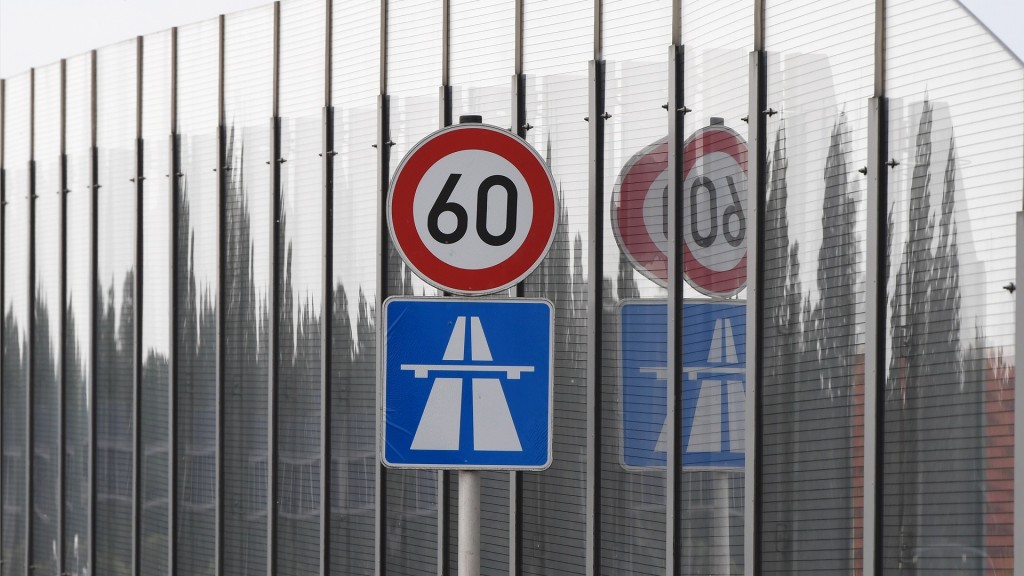 Foto: Ein Schild «Tempolimit 60 Kilometer pro Stunde» steht an einer Autobahn. Symbolbild.