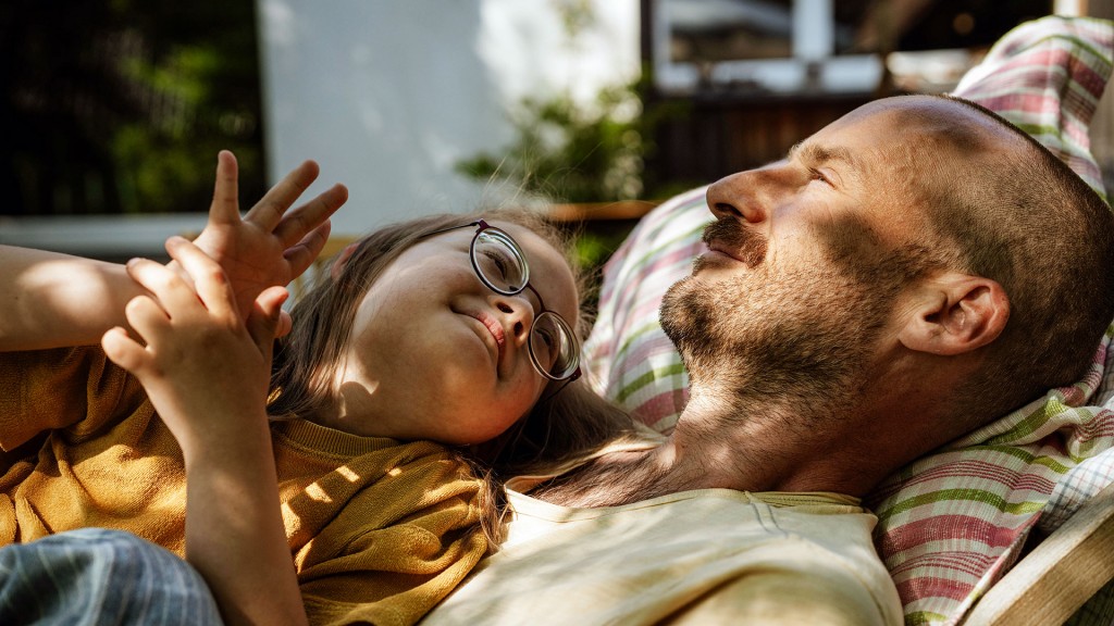 Foto: Ein Mann und eine junge Frau mit Down-Syndrom liegen in der Sonne