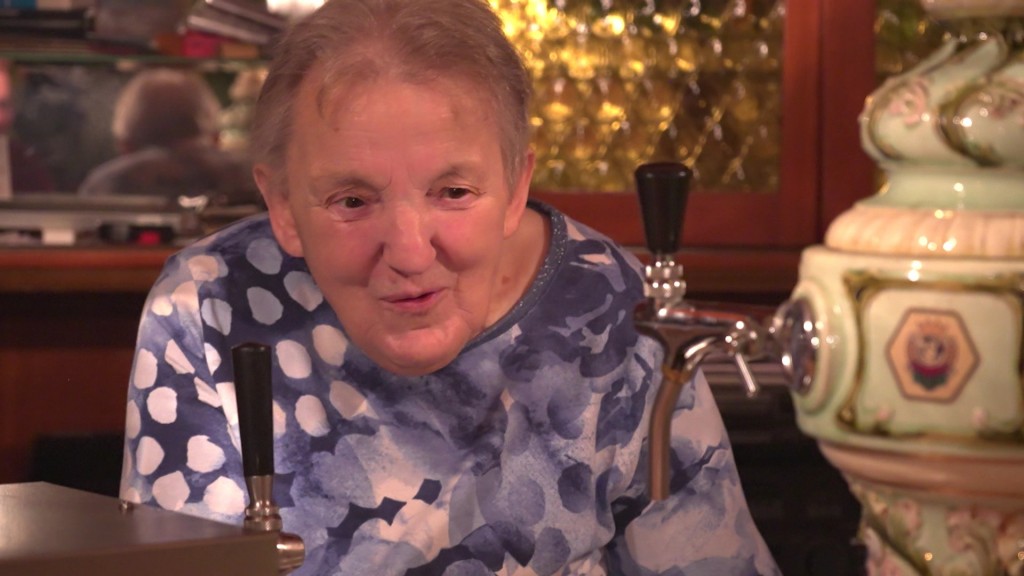 Foto: Wirtin Gertrud in ihrer Kneipe