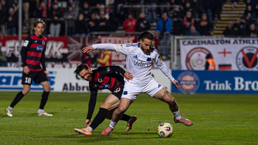 Calogero Rizzuto (1. FC Saarbruecken, 07) im Zweikampf gegen Simon Handle (Viktoria Koeln 1904, 07)