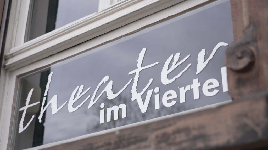 Foto: Theater im Viertel Aufschrift auf einem Fenster