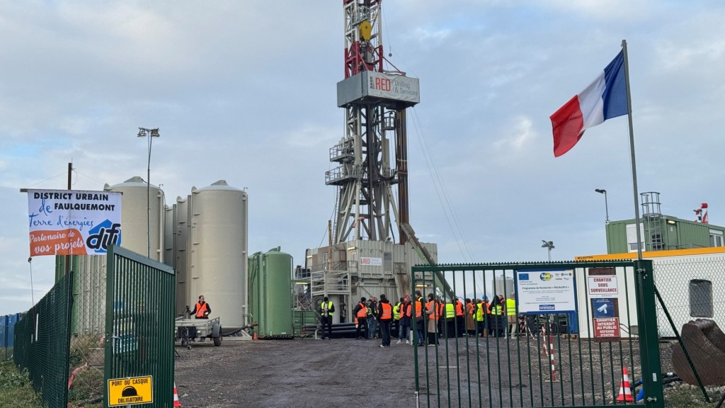 Treffen auf dem Probebohrungsgelände Weißer Wasserstoff bei Pontpierre 
