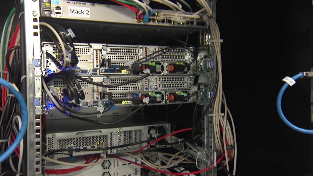 Foto: Server mit Kabel