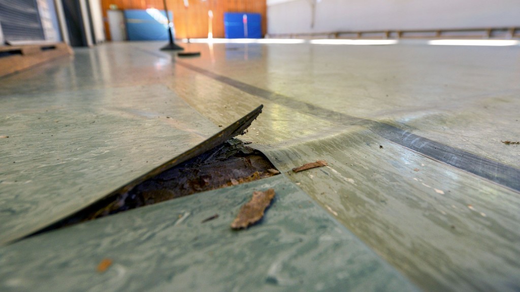 Maroder Boden einer Sporthalle