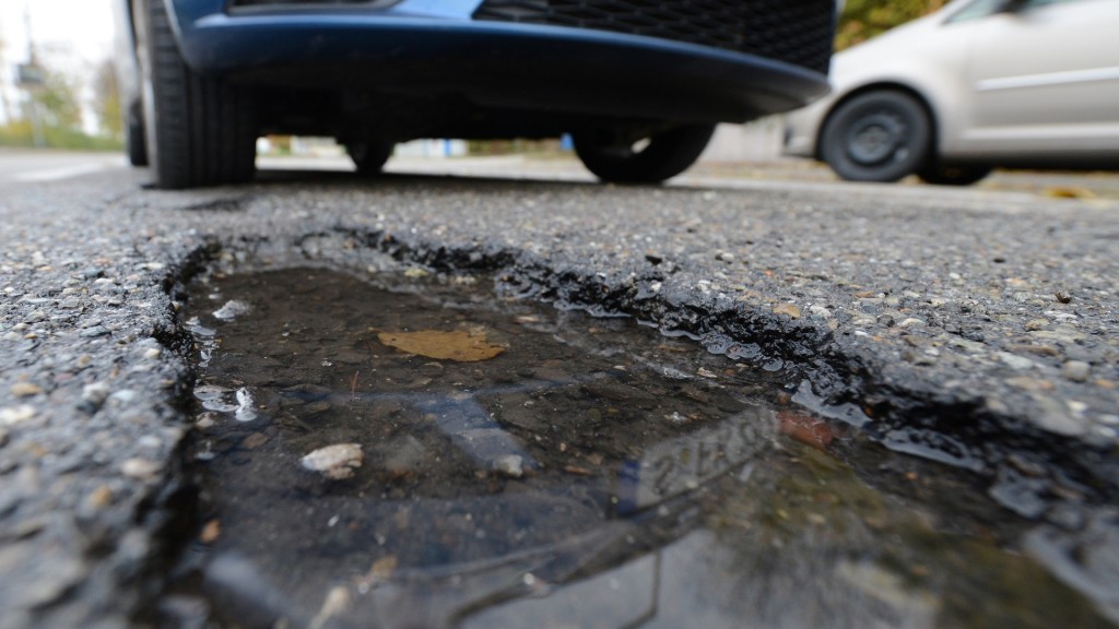Schlagloch auf einer Straße