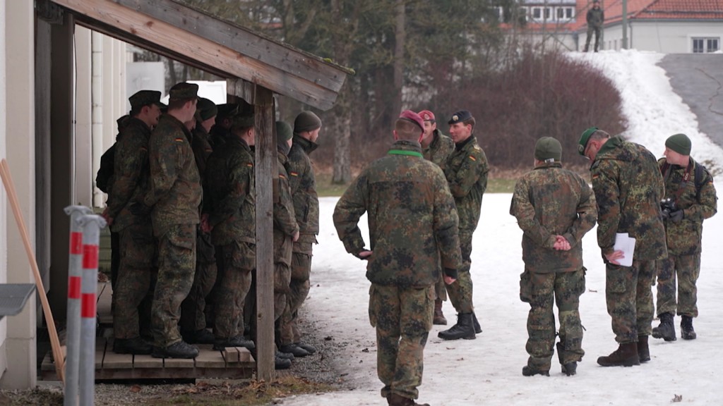 Foto: Bundeswehrsoldaten stehen im Kreis