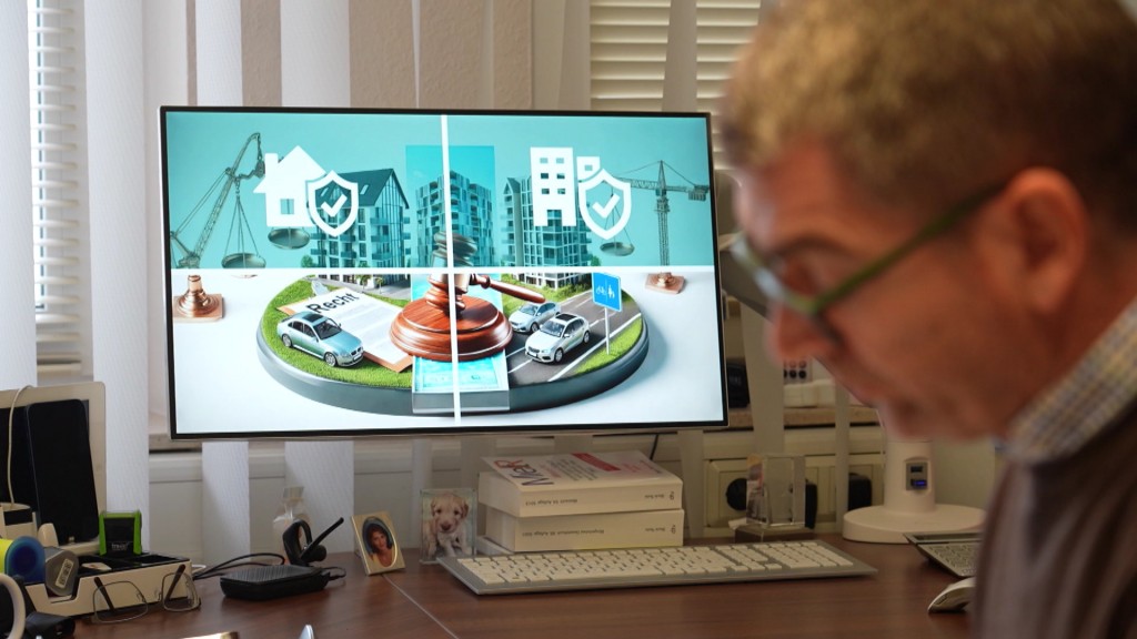 Foto: Computerbildschirm zu Immobilien im Hintergrund