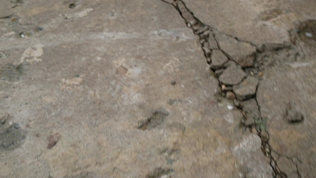Foto: Risse und Senkungen im Boden