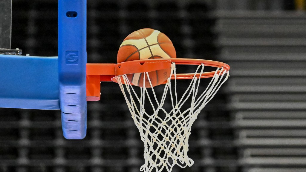 Foto: Basketball. Ball im Korb.