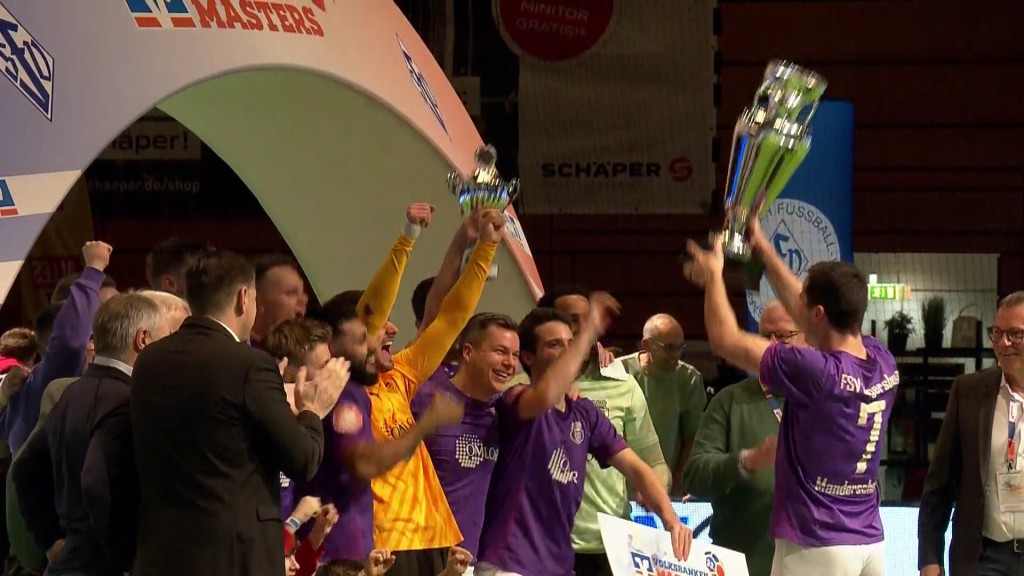 Foto:  FSV Jägersburg Spieler jubelnd mit dem Siegerpokal der Hallenmasters