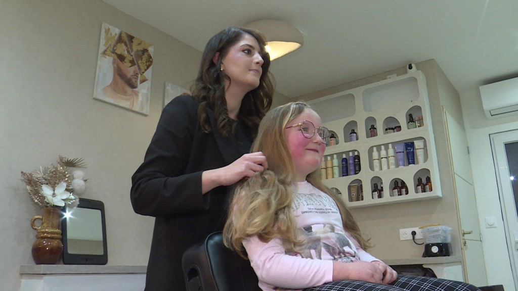 Foto: Kind mit Friseurin