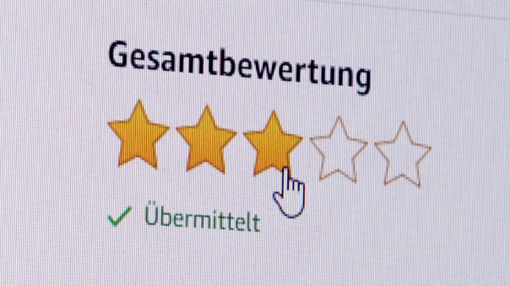 Ein Internetnutzer vergibt eine Bewertung