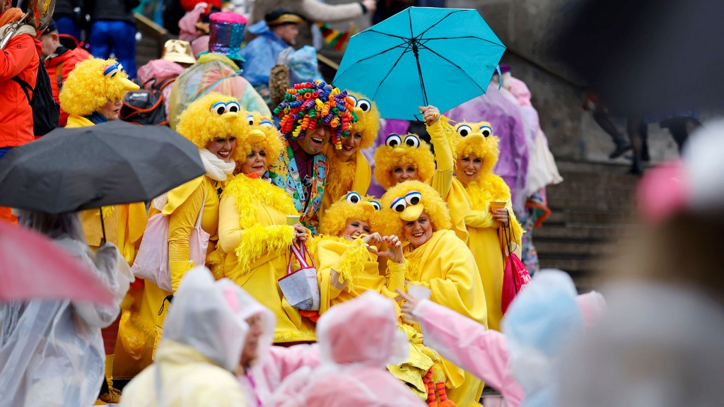 Verkleidete Menschen mit Regenschutz