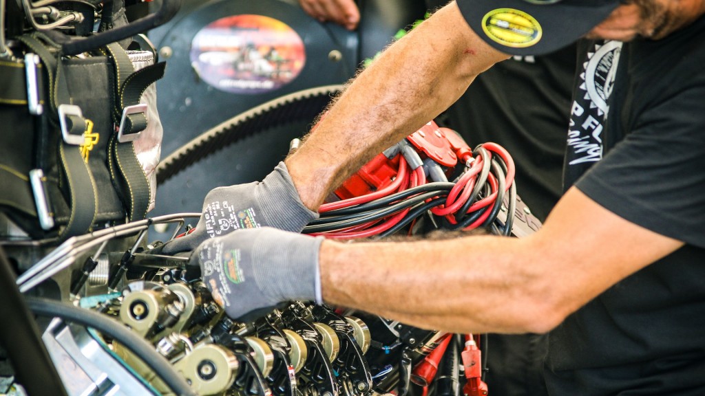 Mechatroniker bei der Arbeit