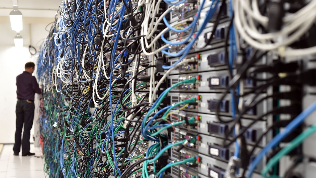 Ein Netzwerktechniker in einem Rechenzentrum