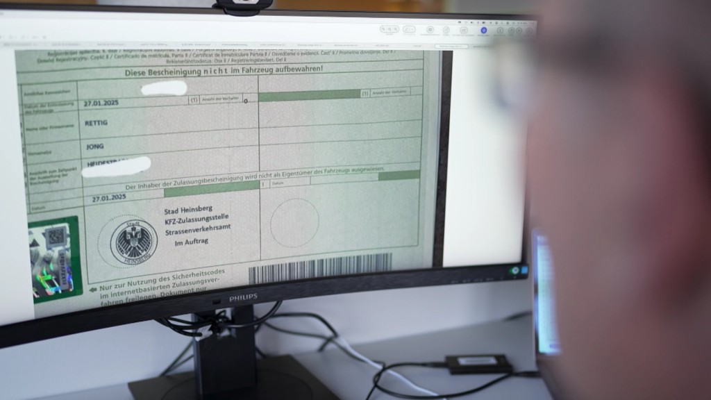 Foto: Eine Bildschirm zeigt eine Zulassung 