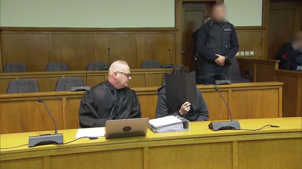 Der Angeklagte im Völklinger Polizistenmord bei Prozessauftakt vor Gericht