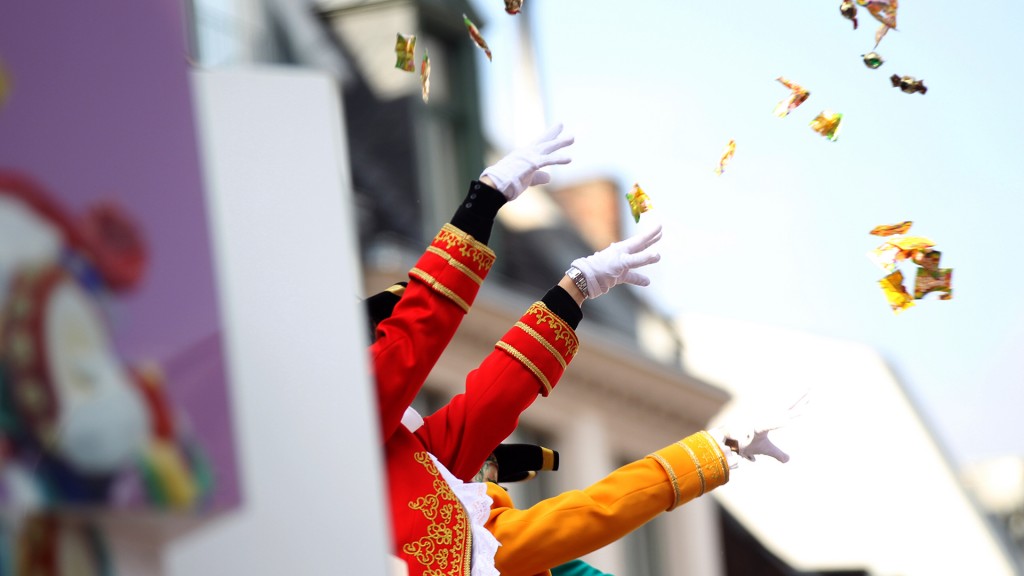 Foto: Von einem Karnevalswagen werden Kamelle geworfen