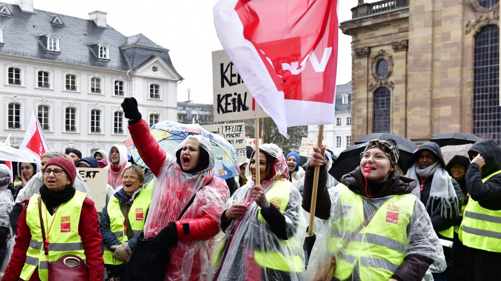 Mitglieder der Gewerkschaft Verdi demonstrieren in Saarbrücken für höhere Löhne im Öffentlichen Dienst.