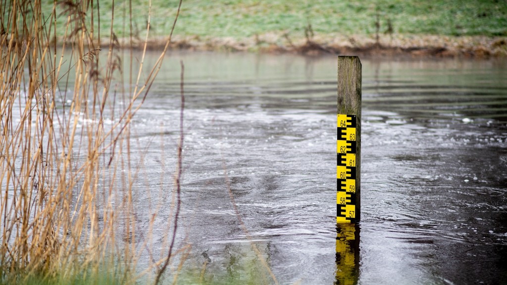 Foto: Ein Pegel zeigt den aktuellen Wasserstand eines Gewässers bei Hochwasser an.