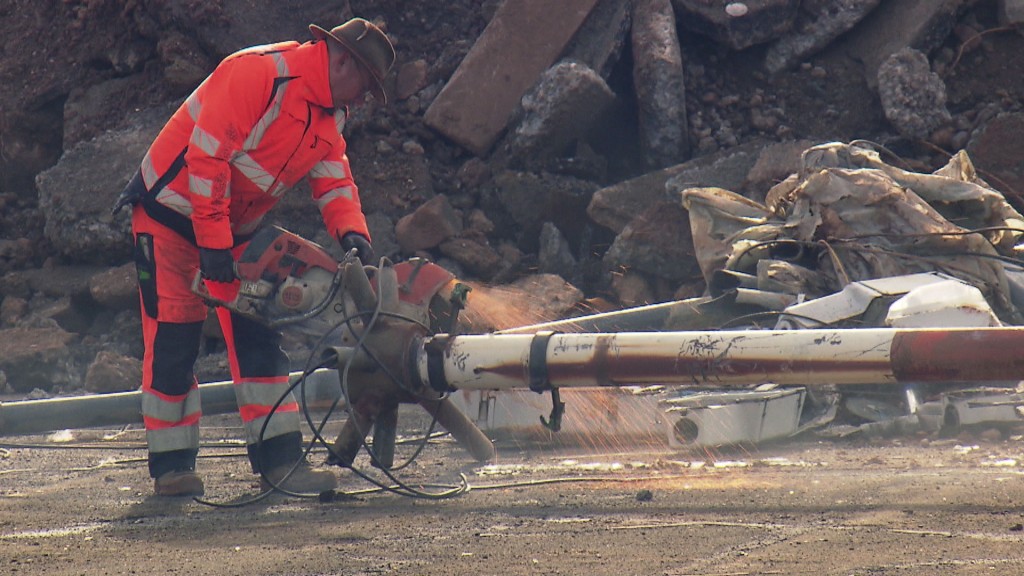 Eine Person übt Abrissarbeiten aus
