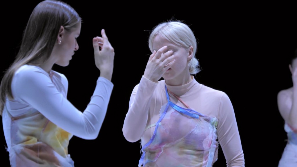 Foto: Tänzerinnen auf einer Bühne