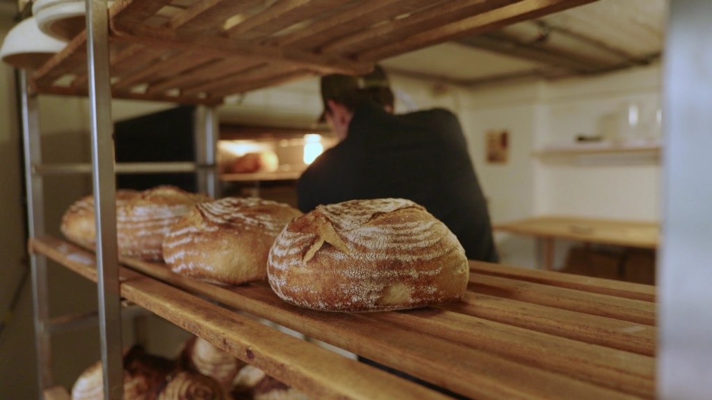 Foto: Brote und ein Bäcker in einer Backstube