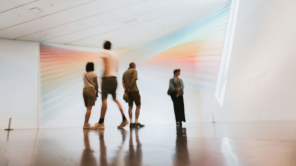 Besucher in einem Museum 