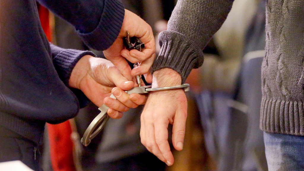 Handschellen werden aufgeschlossen