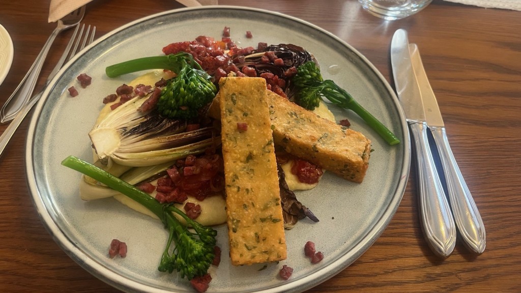 Panisse (Panelle) von saarländischen Kichererbsen mit gegrilltem Radicchio Orangen Gemüse