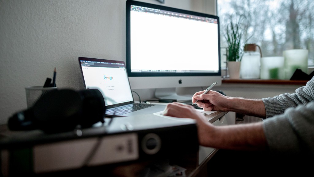 Jemand sitzt bei der Arbeit am Schreibtisch