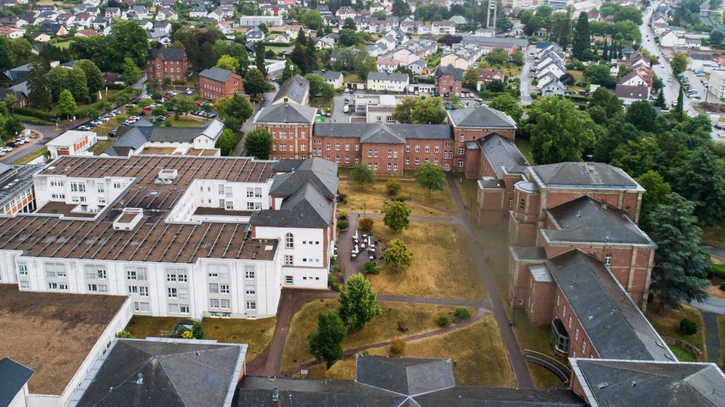Die SHG Klinik in Merzig und Teile des umliegenden Gesundheitscampus