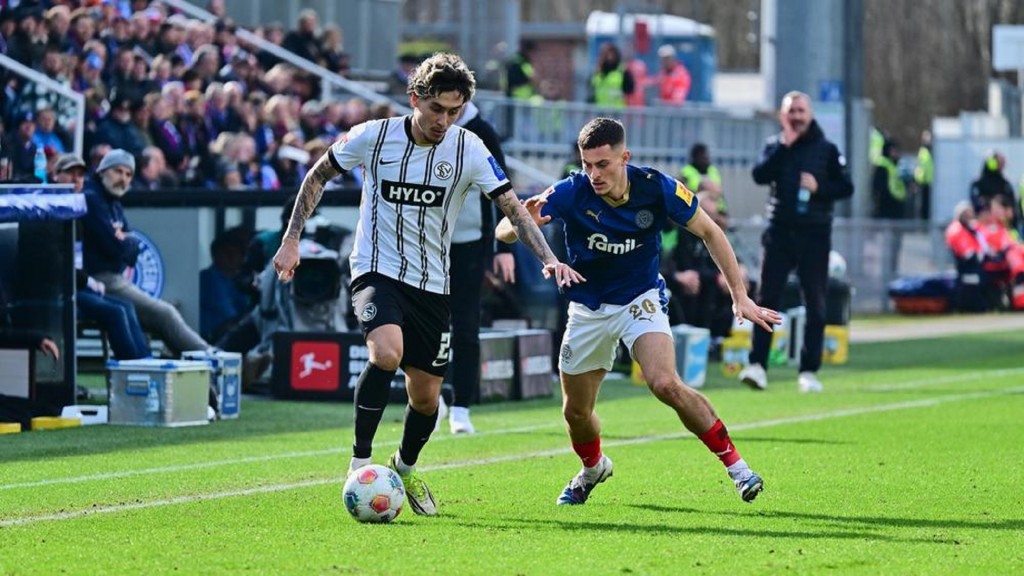 Nicholas Mickelson (SV Elversberg) und Adrian Kapralik (Holstein Kiel) kämpfen um den Ball.