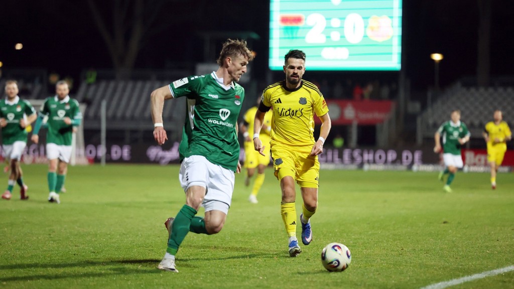 Foto: FC Schweinfurt 05 - 1.FC Saarbrücken v.l. Thomas Meißner (1.FC Schweinfurt 05) Kasim Rabihic (1.FC Saarbruecken)