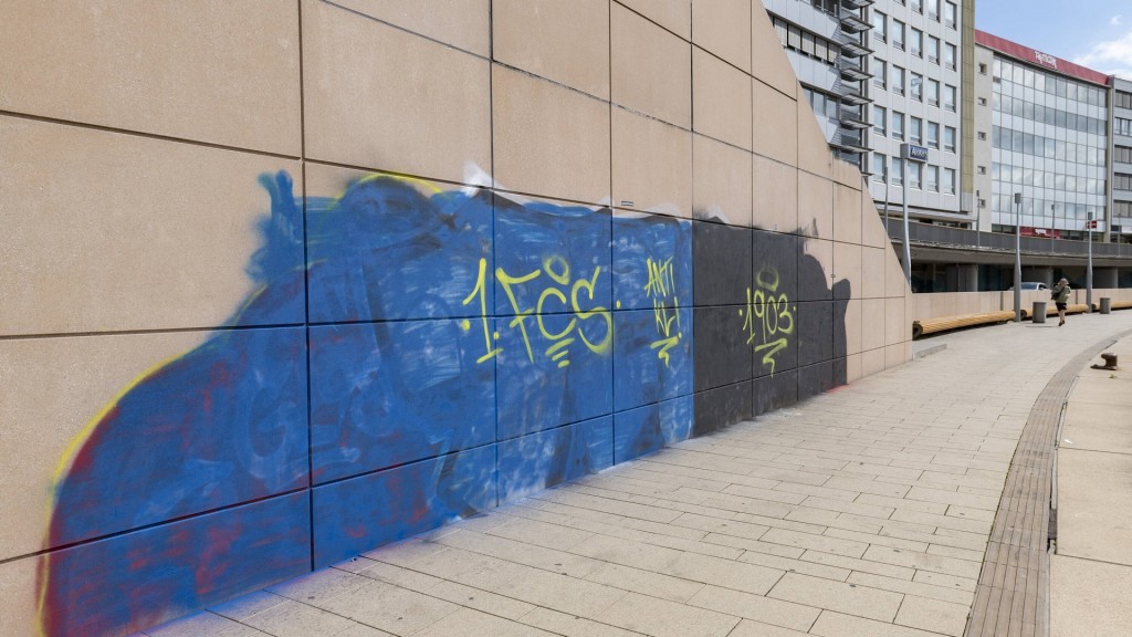 An einer Wand ist ein mit Graffiti aufgesprühter Schriftzug des 1. FC Saarbrücken zu sehen. 