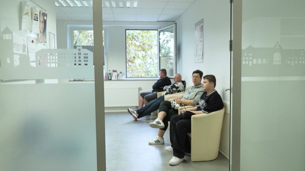 Foto: Patienten in einem Wartezimmer