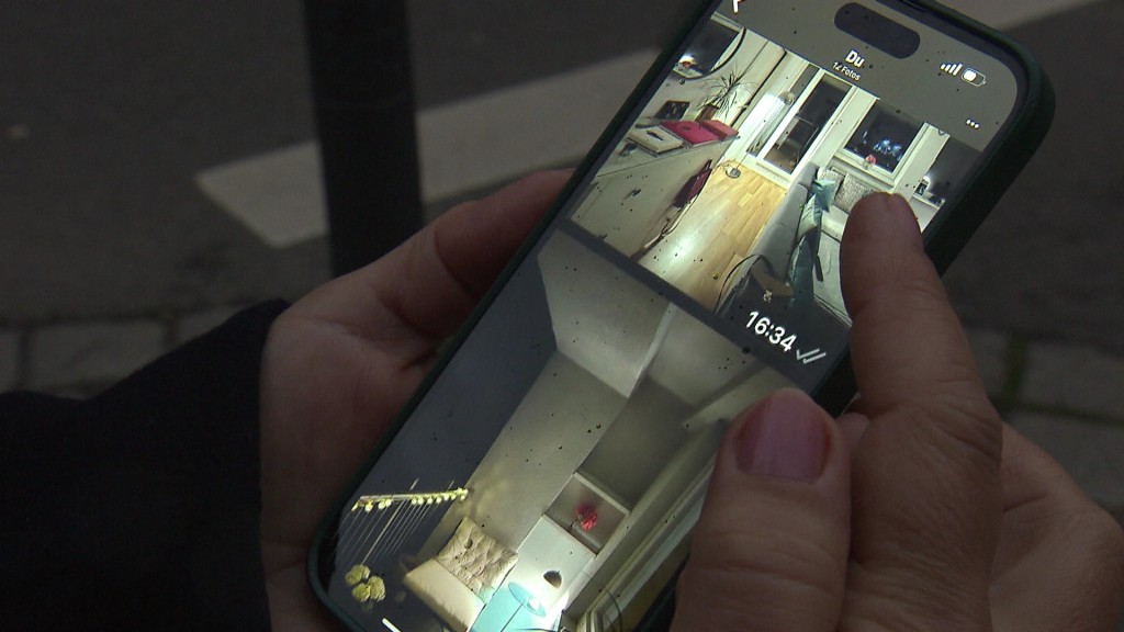 Foto: Jemand hält ein Handy in der Hand