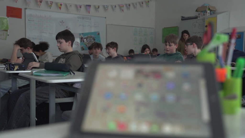 Foto: Kinder in einer Schulklasse mit einem Tablet