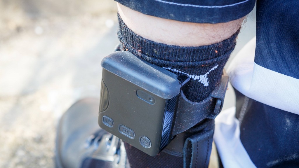 Eine elektronische Fußfessel, offiziell elektronische Aufenthaltsüberwachung (EAÜ), an einem Fußgelenk