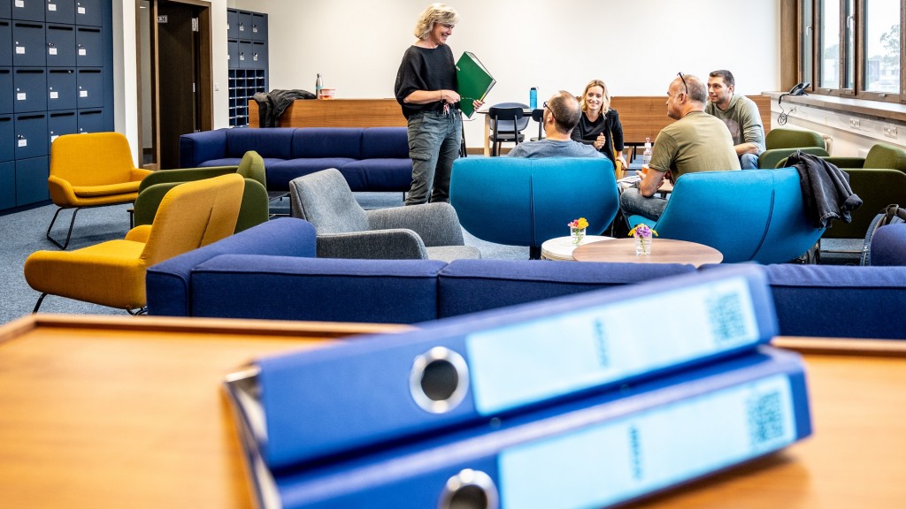 Lehrkräfte unterhalten sich in einem Lehrerzimmer