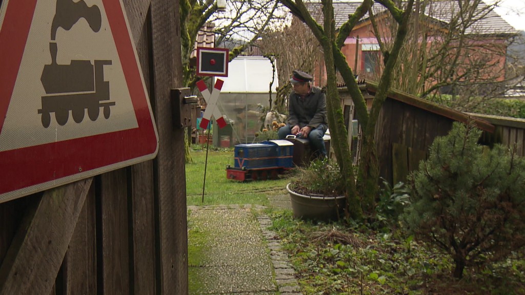 Foto: Lokführer fährt im eigenen Garten